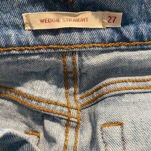 Levi’s Wedgie Fit High Rise Straight Jeans Light Wash Size 27